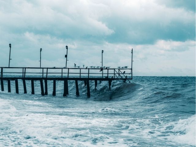 Leia mais sobre o artigo Ventania gera ondas altas e maré seca no sul do Estado