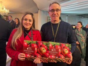 Leia mais sobre o artigo Abertura da 24ª Festa Nacional da Maçã é marcada pelo lançamento de dois livros sobre a maçã Fuji