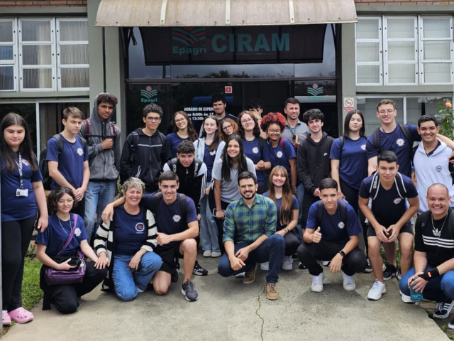 Leia mais sobre o artigo Alunos do Ensino Médio visitam a Epagri/Ciram e aprendem sobre previsão do tempo e clima